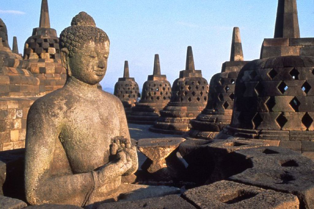Boeddhabeeld tussen de stoepa’s van Borobudur op Java, Indonesië.