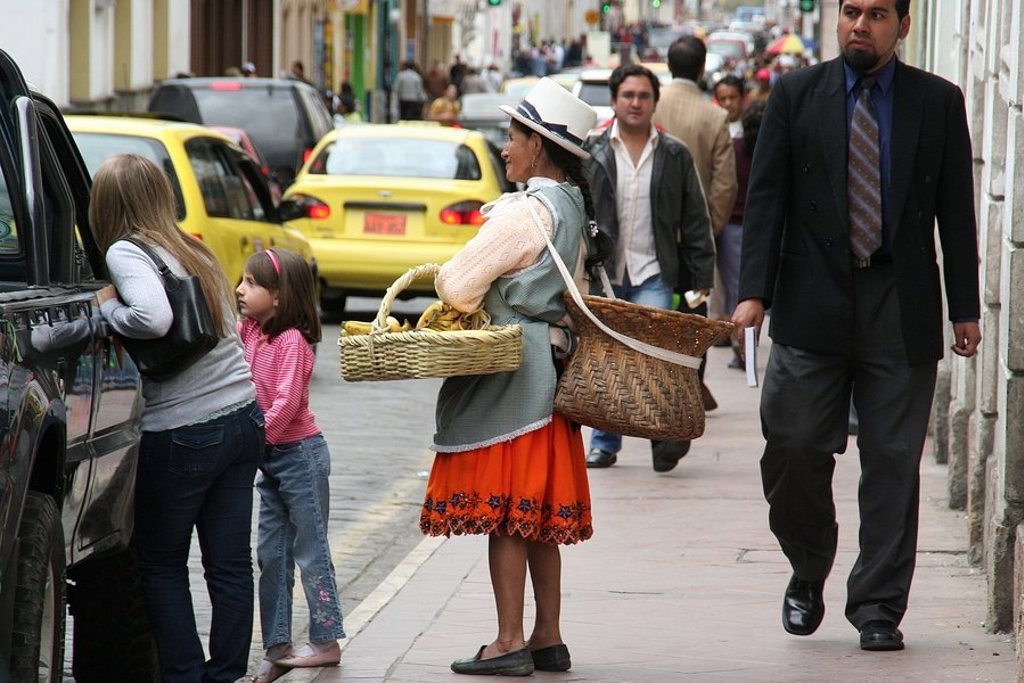 Groepsrondreis Ecuador & Galapagos: reiziger bij een marktkraam met handgemaakte souvenirs.