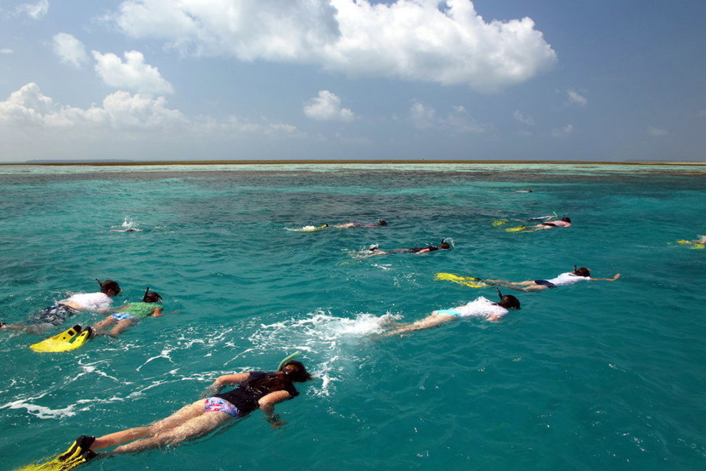 Snorkelen in de turquoise zee bij Zanzibar tijdens een familiereis Kenia, Tanzania en Zanzibar.