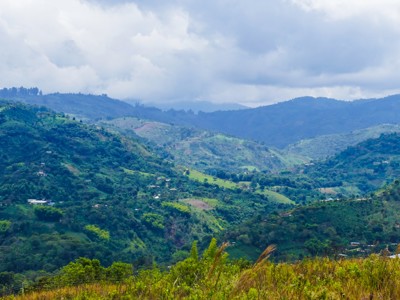 Groene heuvels en bergen in Colombia onder een bewolkte lucht tijdens de Route Colombia.