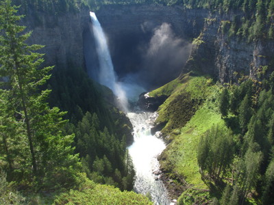 Waterval in een groene canyon in Canada, Route Canada.