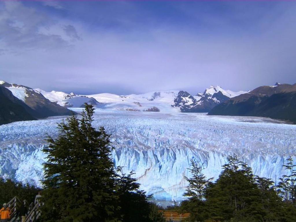 Azuurblauwe gletsjer met besneeuwde bergtoppen in Patagonië tijdens een groepsrondreis.