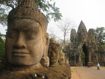 Stenen gezichten bij de zuidpoort van Angkor Thom, Cambodja, op de route Laos & Cambodja.