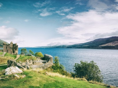 Ruïne van Urquhart Castle aan de oever van Loch Ness tijdens de Route Schotland.