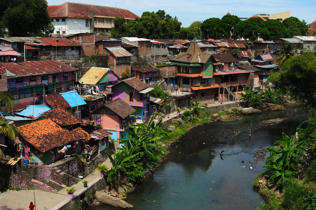 Kleurrijke huizen langs een rivier in Indonesië op Java tijdens een 22-35ers groepsrondreis.