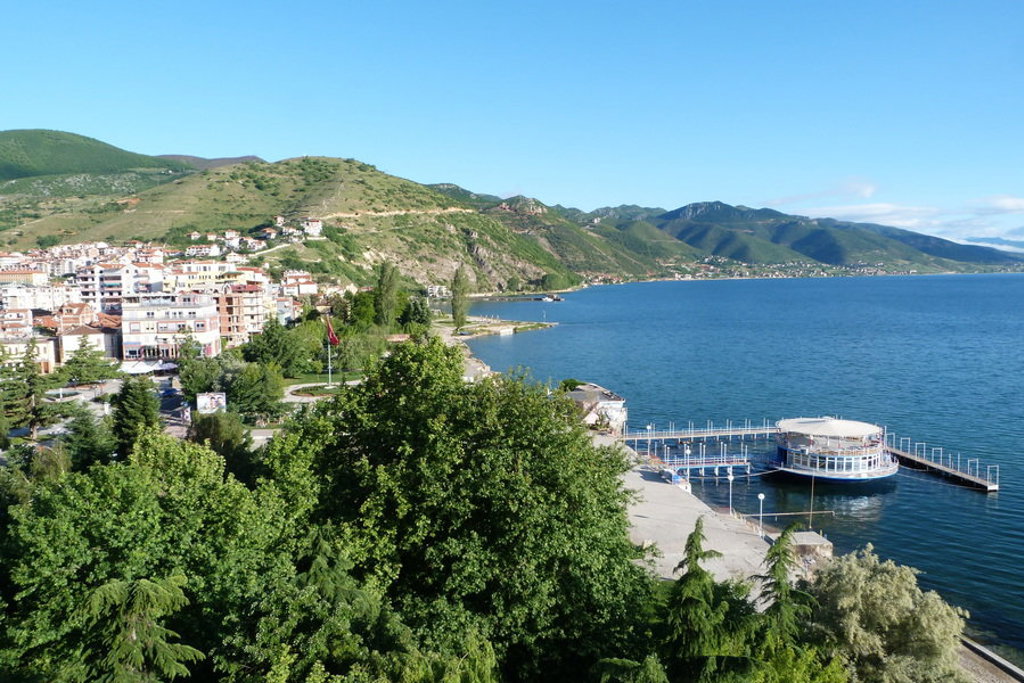 Uitzicht op Ohridmeer met boulevard en aanlegsteiger, bij Pogradec in Albanië.