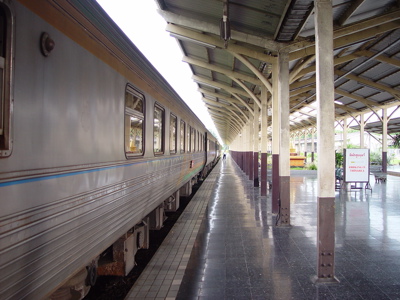 Trein op het perron van een treinstation in Thailand tijdens de rondreis Thailand Chill & Adventure.