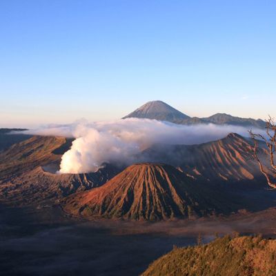 Zonsopkomst bij de Bromo-vulkaan met rokende krater en bergen op Java, Indonesië.