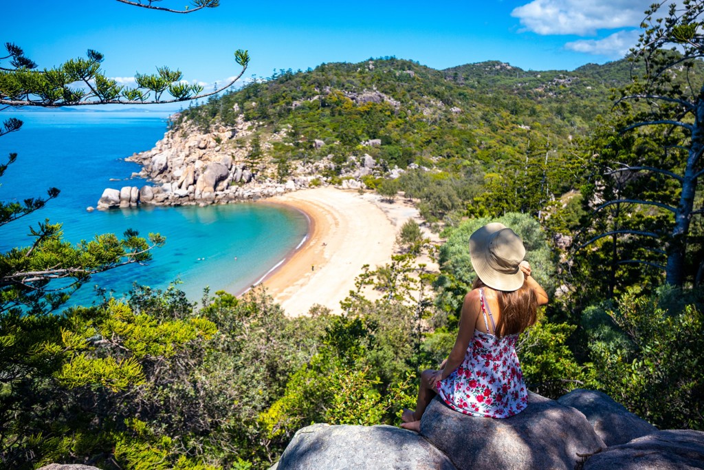 Uitzicht op een baai met wit zandstrand en turquoise zee in Australië tijdens een 22-35ers groepsrondreis.