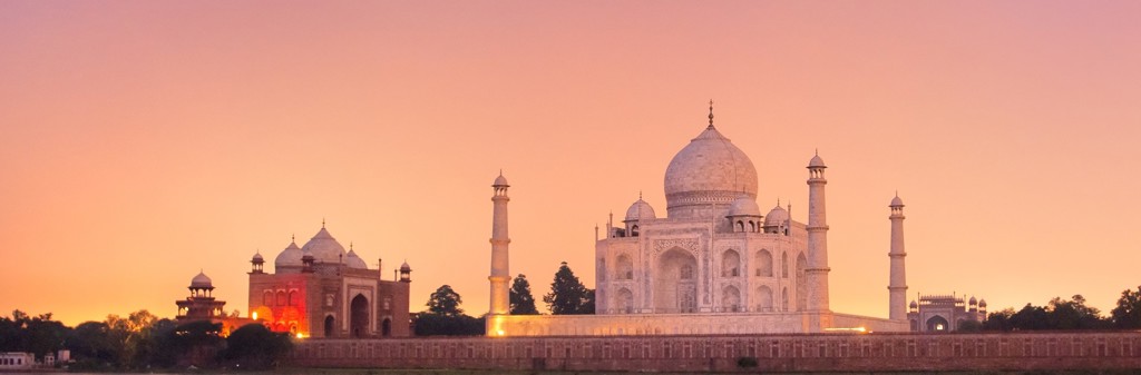 Taj Mahal in Agra bij zonsondergang, hoogtepunt van een groepsrondreis door Noord-India.