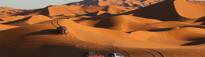 4x4’s rijden door de zandduinen van de Sahara in Marokko.