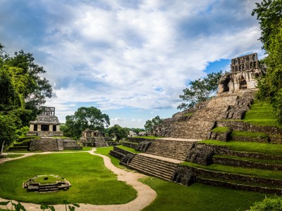 Maya-ruïnes van Palenque met trappiramides en tempels in het groene oerwoud van Mexico.