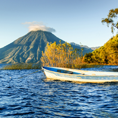 Boot op het Meer van Atitlán met de vulkaan San Pedro op de achtergrond, Guatemala.