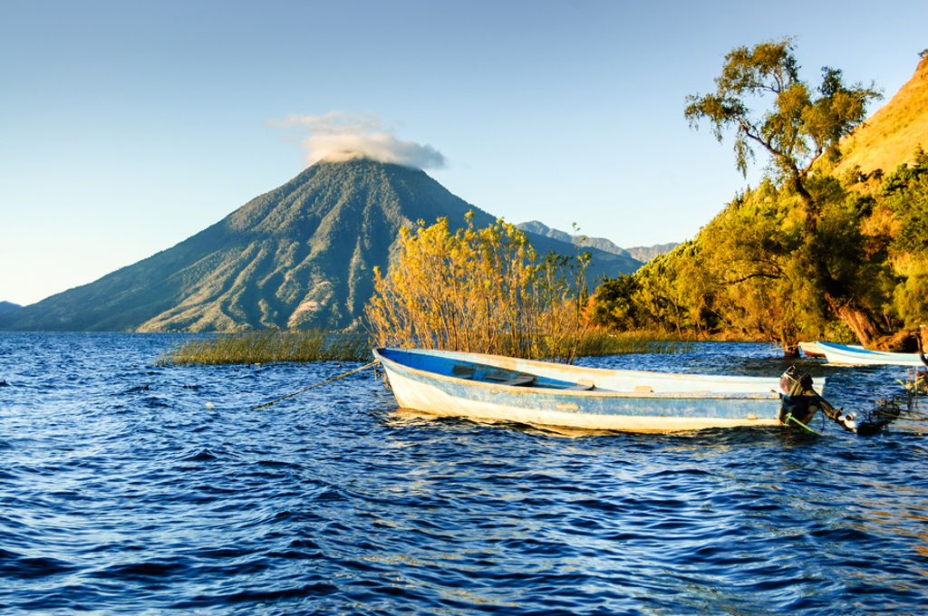 Boot op het Meer van Atitlán met de vulkaan San Pedro op de achtergrond, Guatemala.