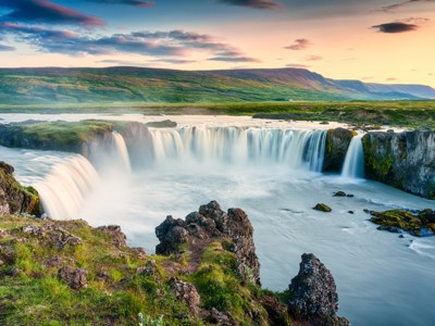 Godafoss-waterval in Noord-IJsland bij zonsondergang, langs de Route IJsland.