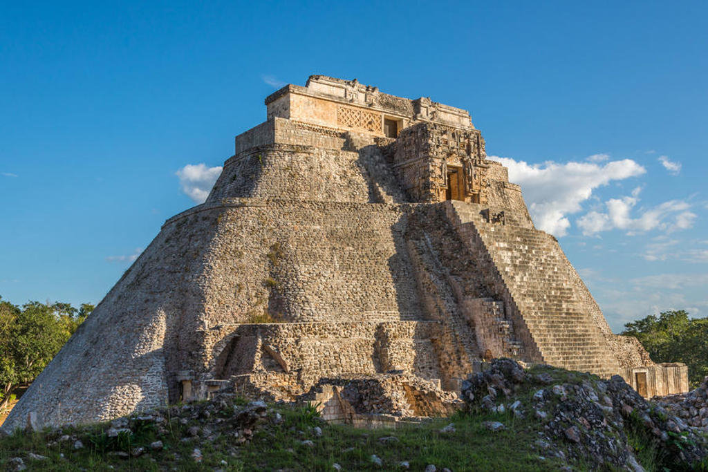 Maya-tempel in Uxmal, Mexico, met stenen trappen en heldere blauwe lucht.