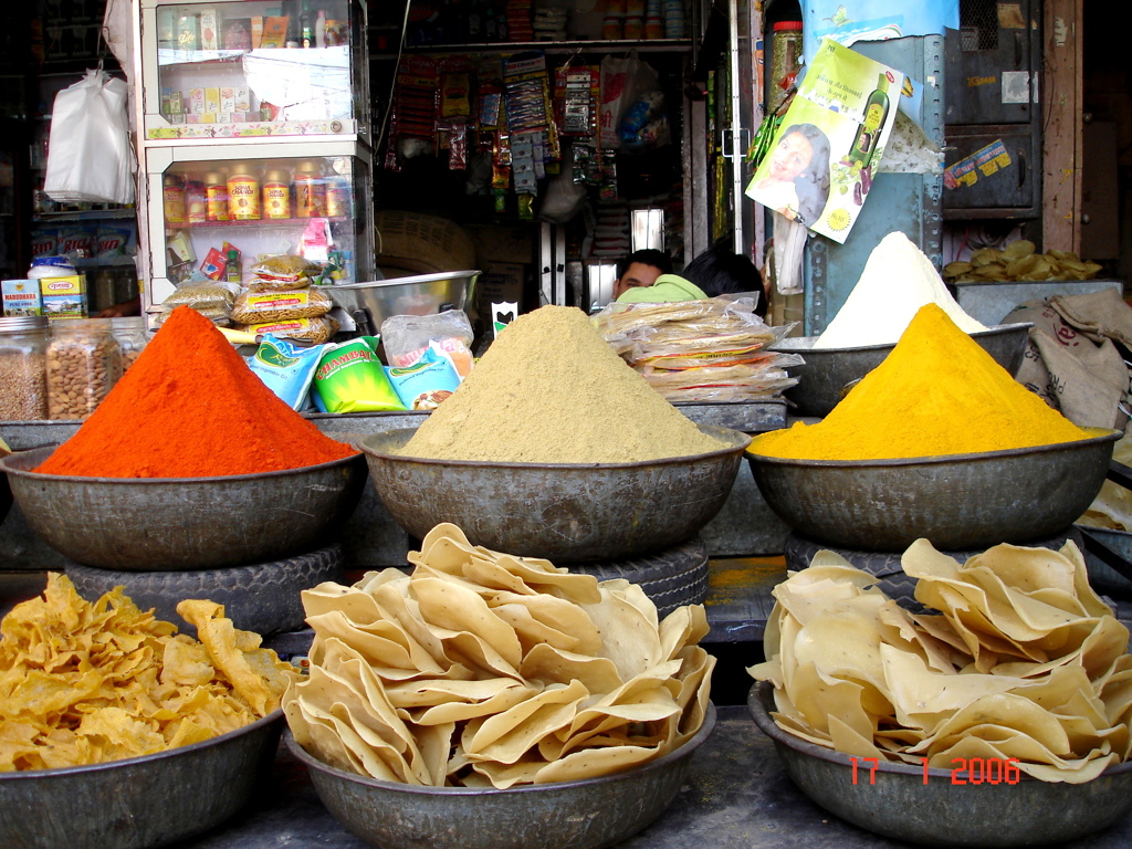 Kruiden en snacks in grote schalen op een lokale markt in Noord-India tijdens een groepsrondreis.