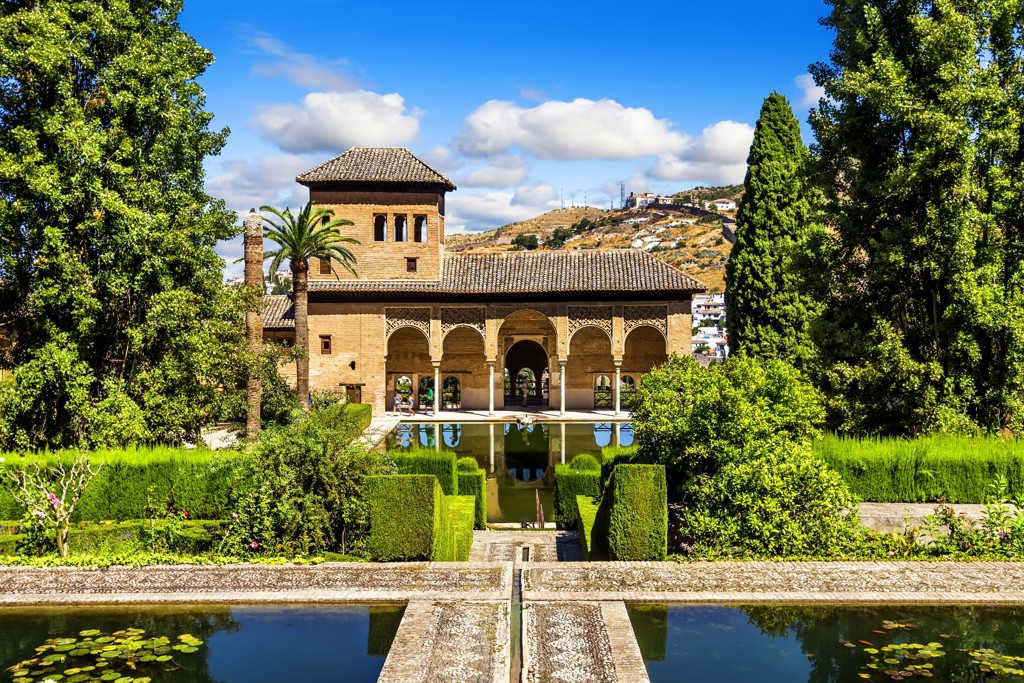 Paleis en tuinen van het Alhambra in Granada, Andalusië, met vijver en bogen.