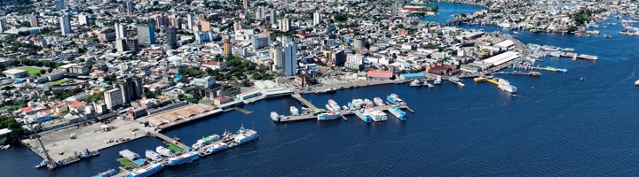 Manaus met haven en boten aan de Rio Negro in Brazilië.