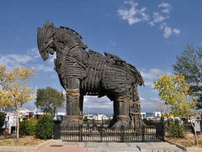 Houten Trojaans paard bij de opgravingen van Troje in Turkije.
