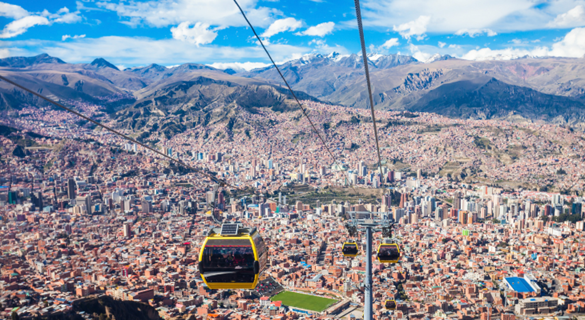 Kabelbaan boven La Paz met uitzicht op de stad en de Andesbergen in Bolivia.