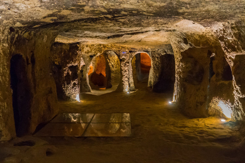 Ondergrondse stad in Cappadocië, Turkije, met uitgehakte gangen en kamers verlicht langs het pad.