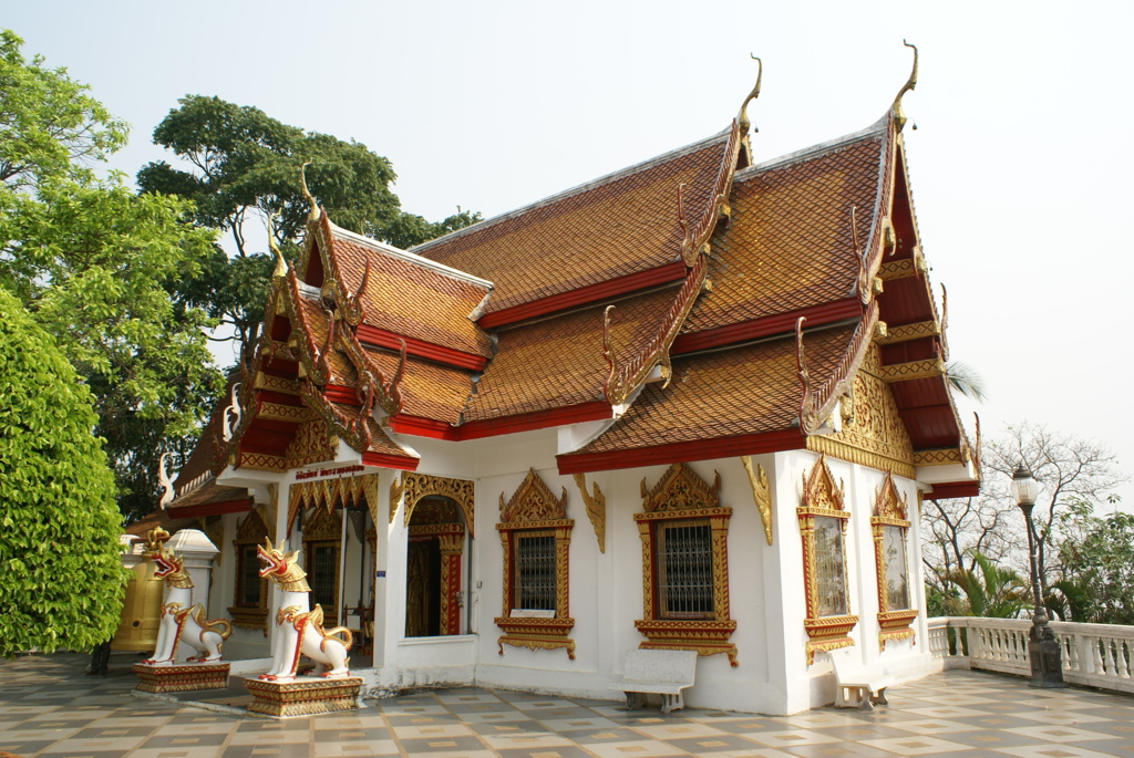 Thaise tempel met rood-gouden dakdecoratie tijdens groepsrondreis Thailand.