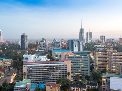 Skyline van Nairobi bij schemering, startpunt van de route Kenia & Tanzania.