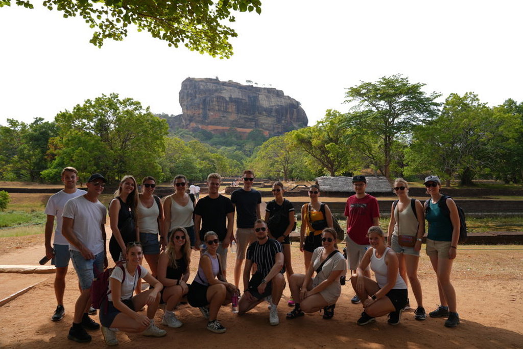 Groep jongvolwassenen bij Sigiriya-rots tijdens 22-35ers reis Sri Lanka.