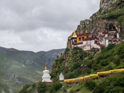 Kloostercomplex tegen een rotswand met stupa’s in het berglandschap van Tibet en Nepal-route.