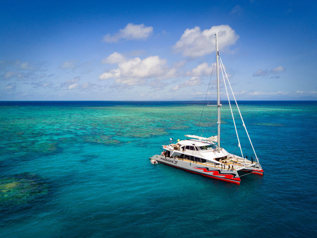 Catamaran op helderblauw water bij het Great Barrier Reef tijdens een 22-35ers reis door Australië.
