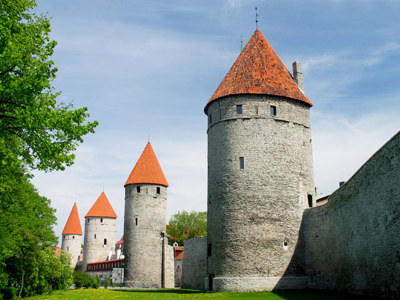 Middeleeuwse stadsmuur met torens van Tallinn, Estland, op de Route Baltische Staten.